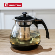 Bule de vidro para infusor de chá com água e chaleira